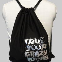 Schwarzer Rucksack mit dem inspirierenden Text 'TRUST YOUR CRAZY IDEAS' von easy-sticks, perfekt für kreative Projekte und Designideen.