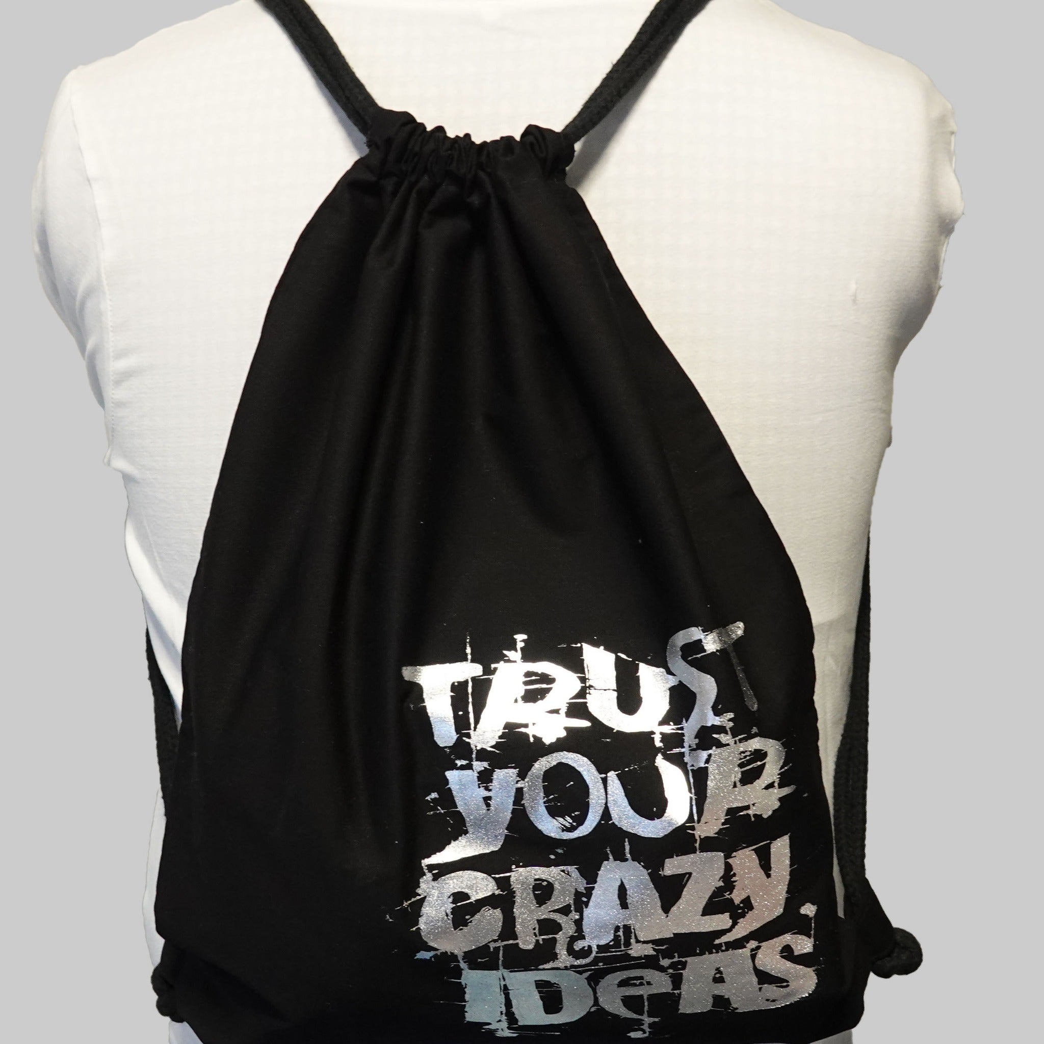 Schwarzer Rucksack mit dem inspirierenden Text 'TRUST YOUR CRAZY IDEAS' von easy-sticks, perfekt für kreative Projekte und Designideen.
