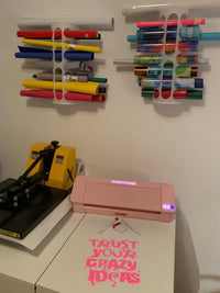 Grafik mit dem Aufdruck 'TRUST YOUR CRAZY IDEAS' von easy-sticks auf einem kreativen Arbeitsplatz mit Bastelmaterialien.