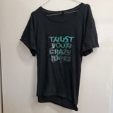 Schwarzes T-Shirt mit dem Schriftzug 'TRUST YOUR CRAZY IDEAS', ideal für kreative Köpfe. Entworfen von easy-sticks.