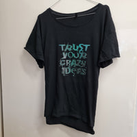 Schwarzes T-Shirt mit dem Schriftzug 'TRUST YOUR CRAZY IDEAS', ideal für kreative Köpfe. Entworfen von easy-sticks.
