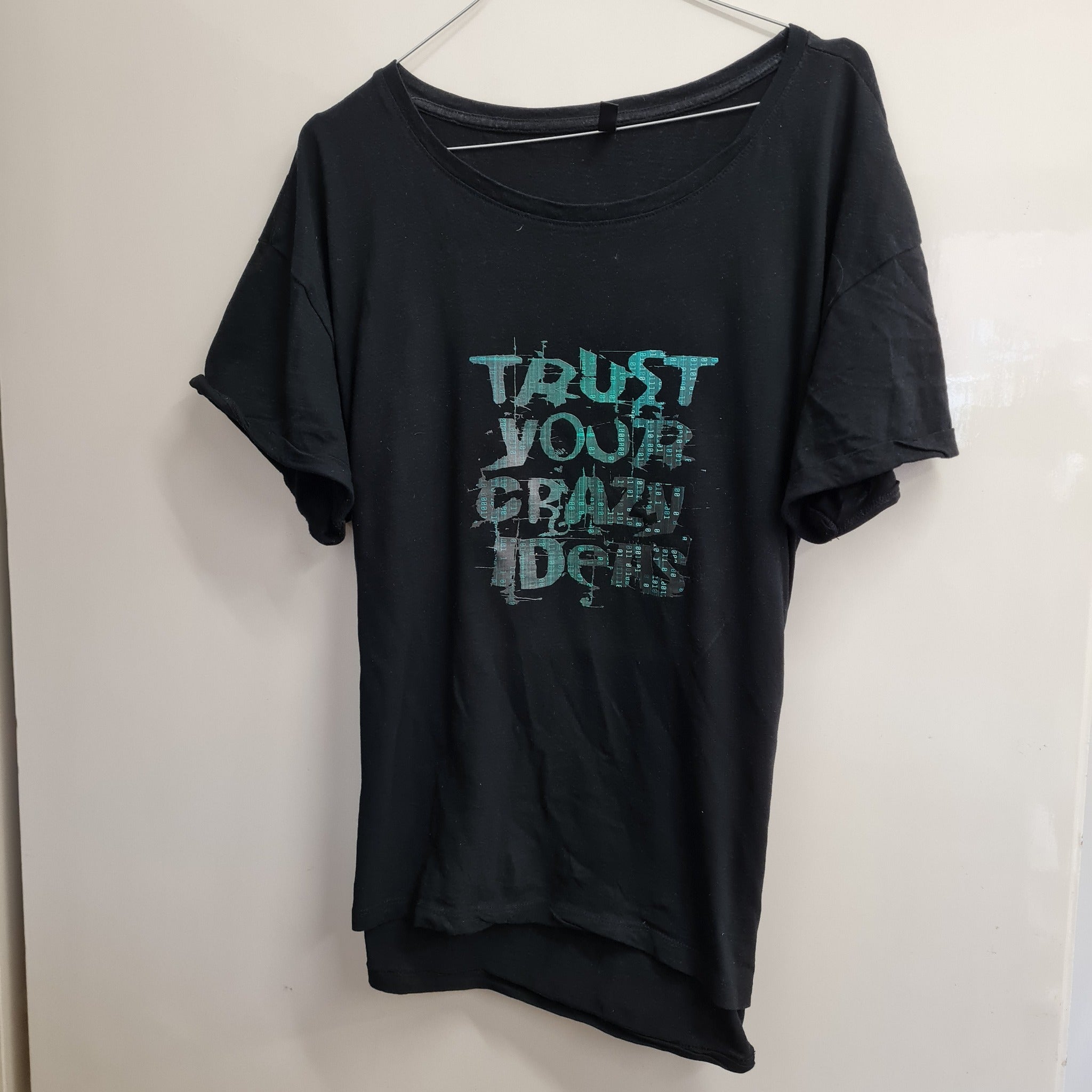 Schwarzes T-Shirt mit dem Schriftzug 'TRUST YOUR CRAZY IDEAS', ideal für kreative Köpfe. Entworfen von easy-sticks.