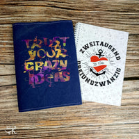 Bunte Notizbuchgestaltung mit dem Schriftzug 'TRUST YOUR CRAZY IDEAS' von easy-sticks auf einem Holzuntergrund.