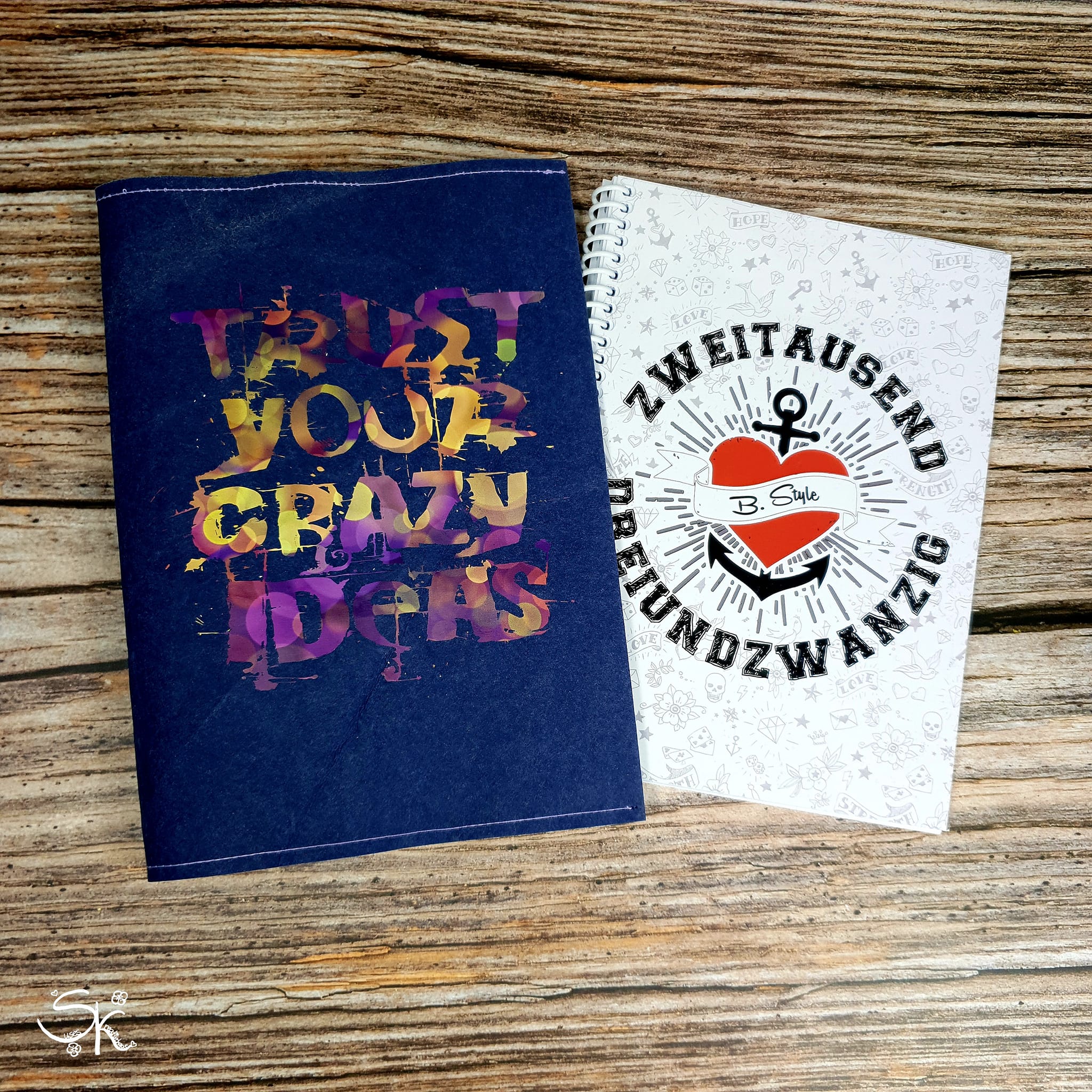 Bunte Notizbuchgestaltung mit dem Schriftzug 'TRUST YOUR CRAZY IDEAS' von easy-sticks auf einem Holzuntergrund.