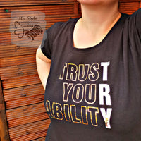 T-Shirt mit dem Aufdruck "TRUST YOUR ABILITY" von easy-sticks, perfekt für kreative Projekte und DIY-Ideen. Das Design betont die Worte in einer ansprechenden typografischen Darstellung.
