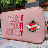 Rosa Kosmetiktasche mit dem Schriftzug 'TRUST YOUR ABILITY' von easy-sticks, eine kreative Umsetzung der Plotterdatei für individuelle Designs.