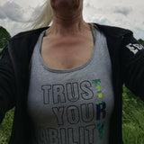 Ein inspirierendes Outfit, das die "TRUST YOUR ABILITY" Plotterdatei von easy-sticks präsentiert. Das T-Shirt zeigt das Design in bunten Farben und motiviert dazu, das eigene Können zu vertrauen.