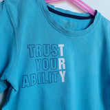 Helles blaues T-Shirt mit dem Aufdruck 'TRUST YOUR ABILITY' von easy-sticks, perfekt für kreative DIY-Projekte mit der Plotterdatei.