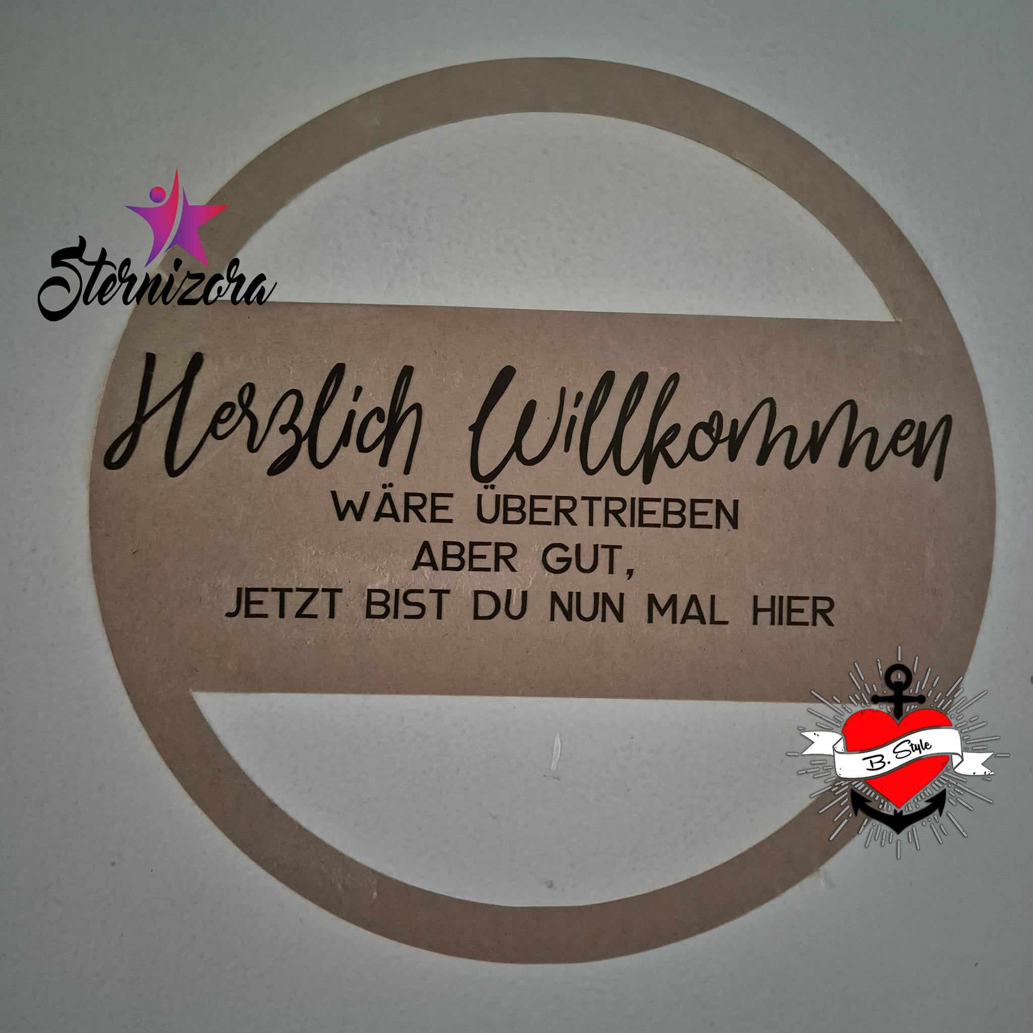 Türschild Willkommens Sprüche Herzlich Willkommen wäre übertrieben aber gut, jetzt bist du nun mal hier Plotteridee