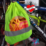 Reflektierender Rucksack mit dem dynamischen Design "Jede Fahrt ein kleiner Urlaub" von easy-sticks, ideal für Abenteurer.