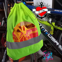 Reflektierender Rucksack mit dem dynamischen Design "Jede Fahrt ein kleiner Urlaub" von easy-sticks, ideal für Abenteurer.