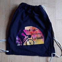 Stylischer Turnbeutel mit dem Design "Jede Fahrt ein kleiner Urlaub" von easy-sticks, ideal für kreative Fahrradliebhaber.