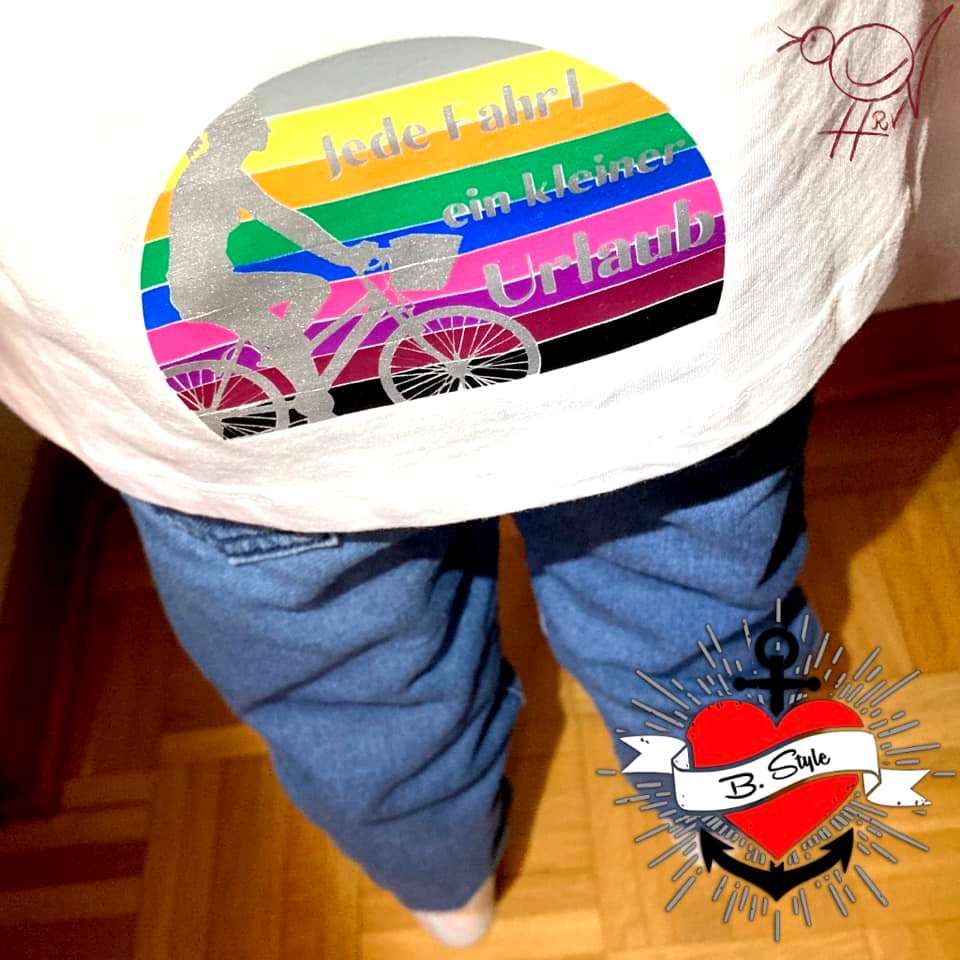 T-Shirt mit motivierendem Aufdruck "Jede Fahrt ein kleiner Urlaub" von easy-sticks, perfekt für kreative Radfahrer.