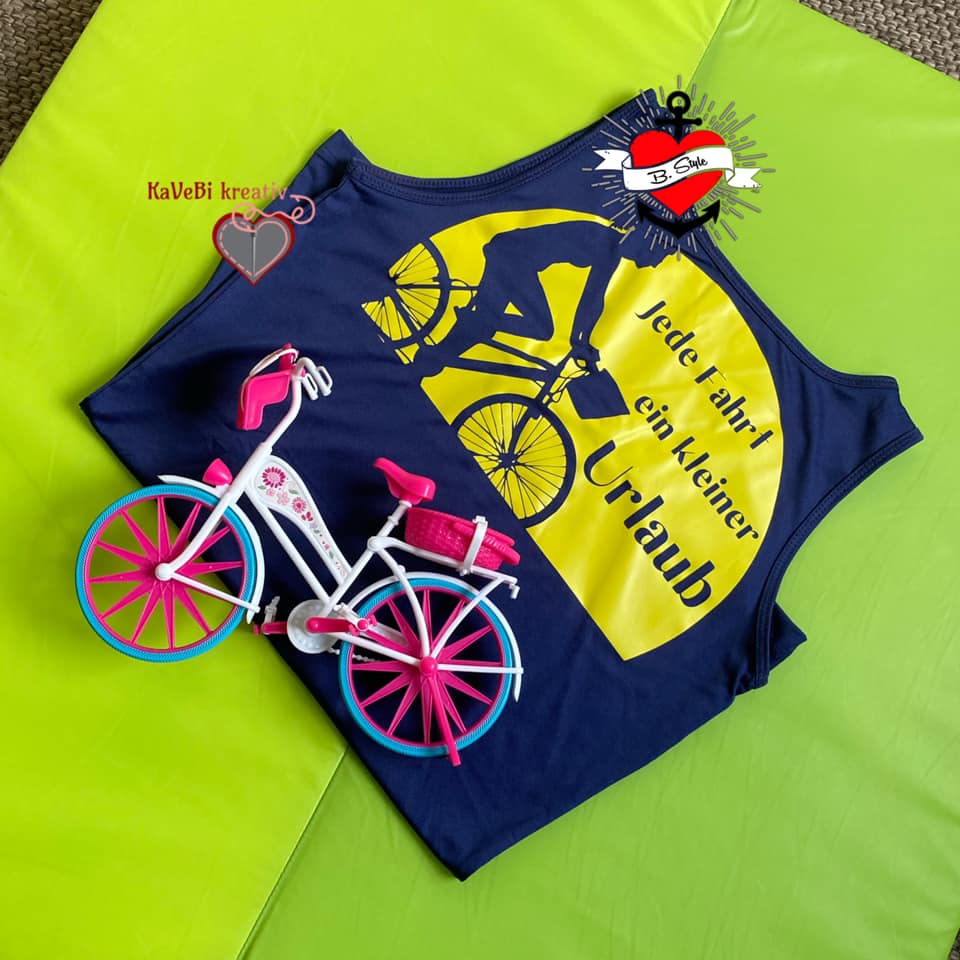 Stylisches Tanktop mit dem Aufdruck "Jede Fahrt ein kleiner Urlaub" von easy-sticks, kombiniert mit einem bunten Spielzeugfahrrad auf leuchtend grünem Hintergrund.