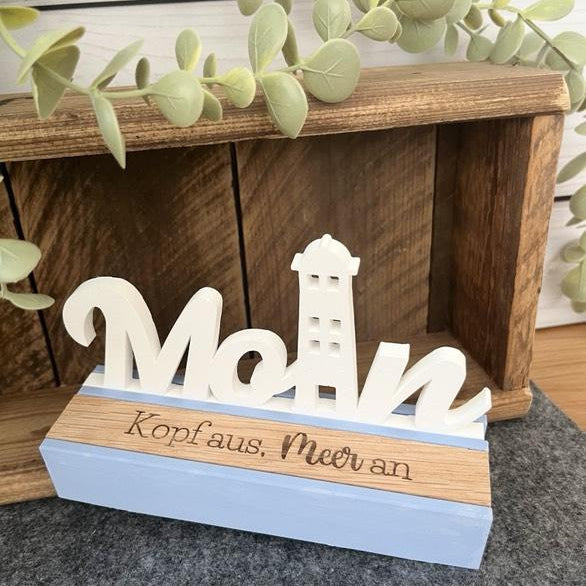 Easy-Sticks Einschieber Silikonform - Moin Leuchtturm, das weiße Dekorelement mit Leuchtturm auf einem dekorativen Holzblock mit einer inspirierenden Botschaft.