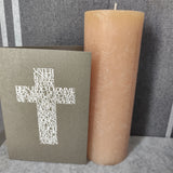 Eine stilvolle Karte mit einem weißen Kreuz, das den Text 'Vater Unser' zeigt, in Kombination mit einer eleganten Kerze. Gestaltet mit der Vater Unser Kreuz Plotter- und Laserdatei von easy-sticks.