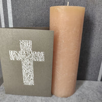 Eine stilvolle Karte mit einem weißen Kreuz, das den Text 'Vater Unser' zeigt, in Kombination mit einer eleganten Kerze. Gestaltet mit der Vater Unser Kreuz Plotter- und Laserdatei von easy-sticks.