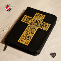 Ein elegantes schwarzes Etui mit einem goldenen Kreuzdesign, das den Text 'Vater Unser' trägt. Hergestellt mit der Vater Unser Kreuz Plotter- und Laserdatei von easy-sticks.