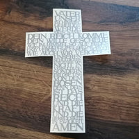 Eine kreative Holz-Cross-Dekoration mit dem Text 'Vater Unser', gestaltet mit der Vater Unser Kreuz Plotter- und Laserdatei von easy-sticks. Ideal für persönliche Projekte und Bastelarbeiten.