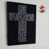 Schwarz-weißes VATER UNSER Kreuz von easy-sticks, das den Text des Gebets auf einer stilvollen Leinwand präsentiert. Ideal für die persönliche Dekoration und kreative Projekte.