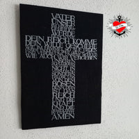 Schwarz-weißes VATER UNSER Kreuz von easy-sticks, das den Text des Gebets auf einer stilvollen Leinwand präsentiert. Ideal für die persönliche Dekoration und kreative Projekte.