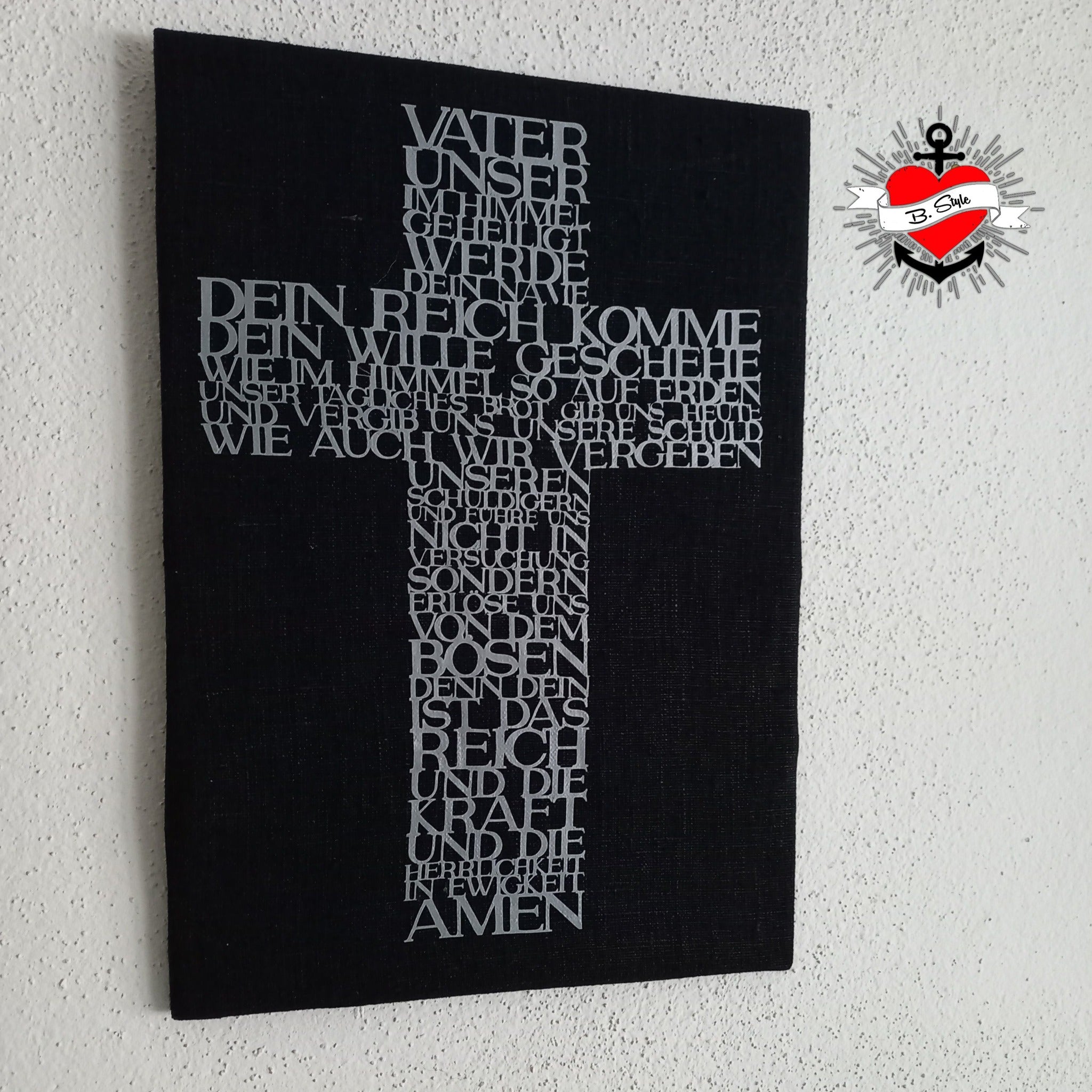 Schwarz-weißes VATER UNSER Kreuz von easy-sticks, das den Text des Gebets auf einer stilvollen Leinwand präsentiert. Ideal für die persönliche Dekoration und kreative Projekte.