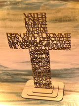Detaillierte Aufnahme eines VATER UNSER Kreuzes von easy-sticks aus laserbearbeitetem Holz. Der Text des Gebets ist kunstvoll ausgeschnitten und verleiht eine persönliche Note.