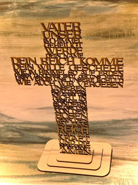 Detaillierte Aufnahme eines VATER UNSER Kreuzes von easy-sticks aus laserbearbeitetem Holz. Der Text des Gebets ist kunstvoll ausgeschnitten und verleiht eine persönliche Note.