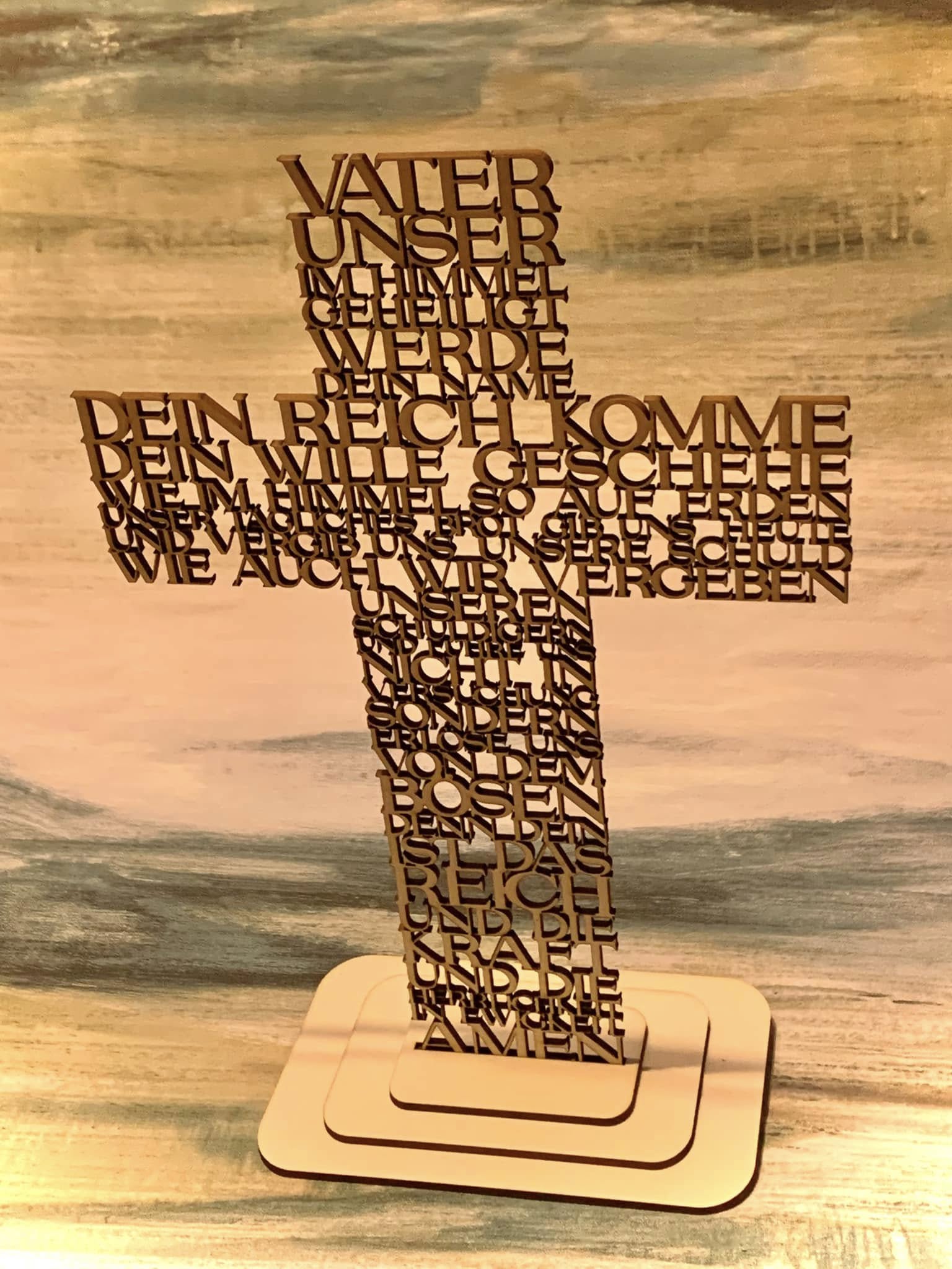 Detaillierte Aufnahme eines VATER UNSER Kreuzes von easy-sticks aus laserbearbeitetem Holz. Der Text des Gebets ist kunstvoll ausgeschnitten und verleiht eine persönliche Note.