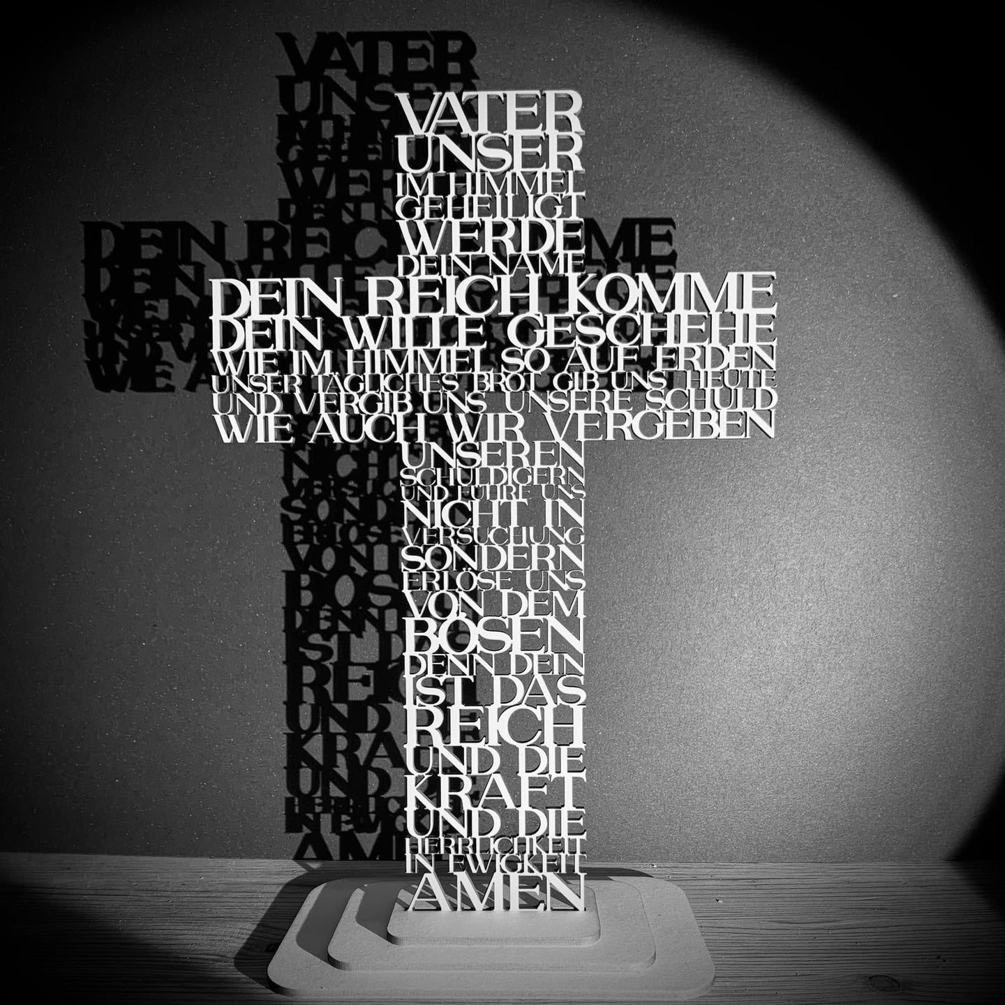 Stylisches Kreuz mit dem Text 'Vater Unser', kunstvoll gefertigt aus einem hochwertigen Material. Ideal für kreative Projekte, angeboten von easy-sticks. Vater Unser Kreuz Plotter- und Laserdatei.