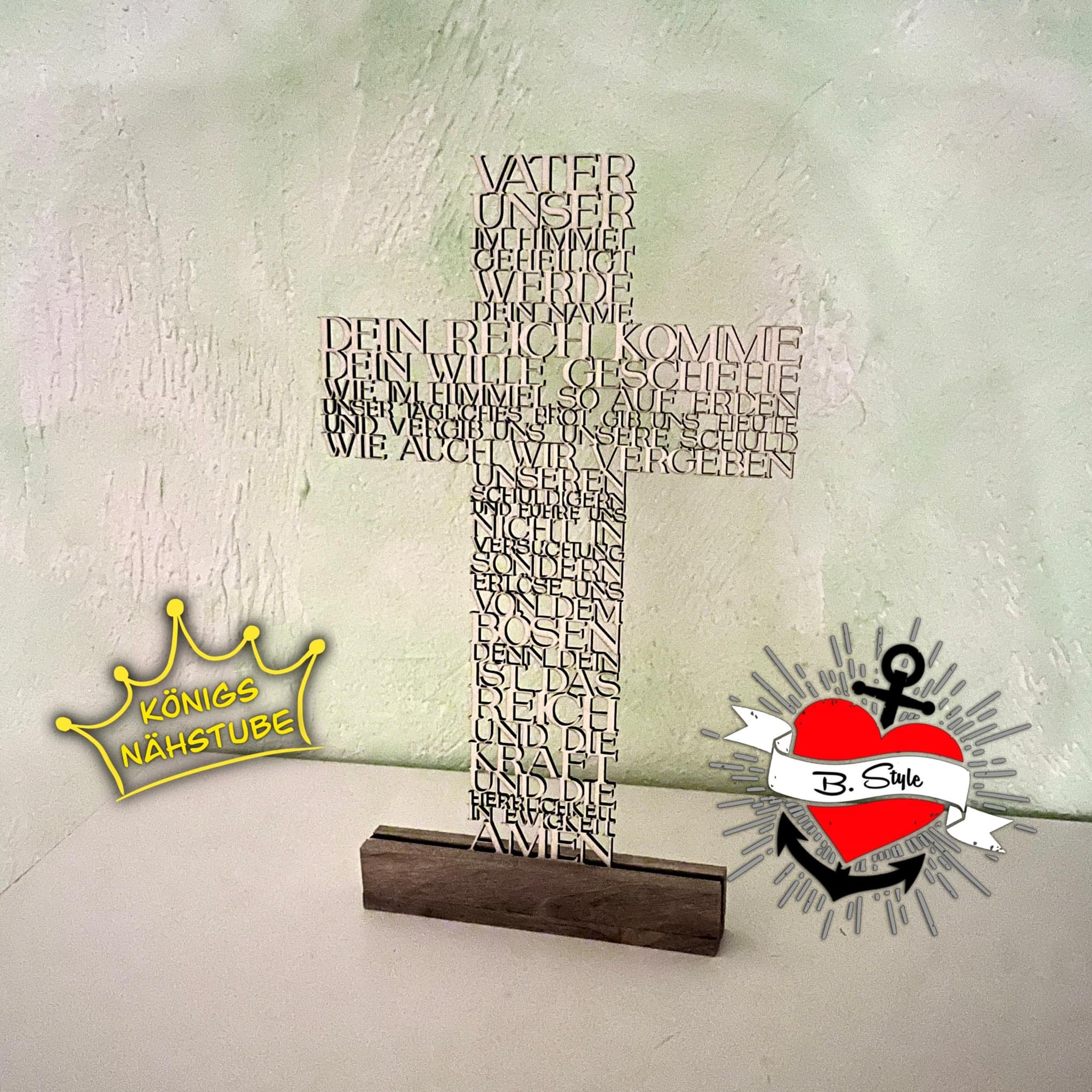 Stilvolles VATER UNSER Kreuz von easy-sticks aus Holz. Auf dem Kreuz ist der Text des Vaterunser Gebets eingraviert, das für kreative Projekte gestaltet wurde.
