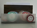 Kreatives Arrangement von Verdienstabzeichen in einem Holzspender, ideal für DIY-Projekte, inspiriert von der Plotterdatei "10 Verdienstabzeichen für Erwachsene" von easy-sticks.