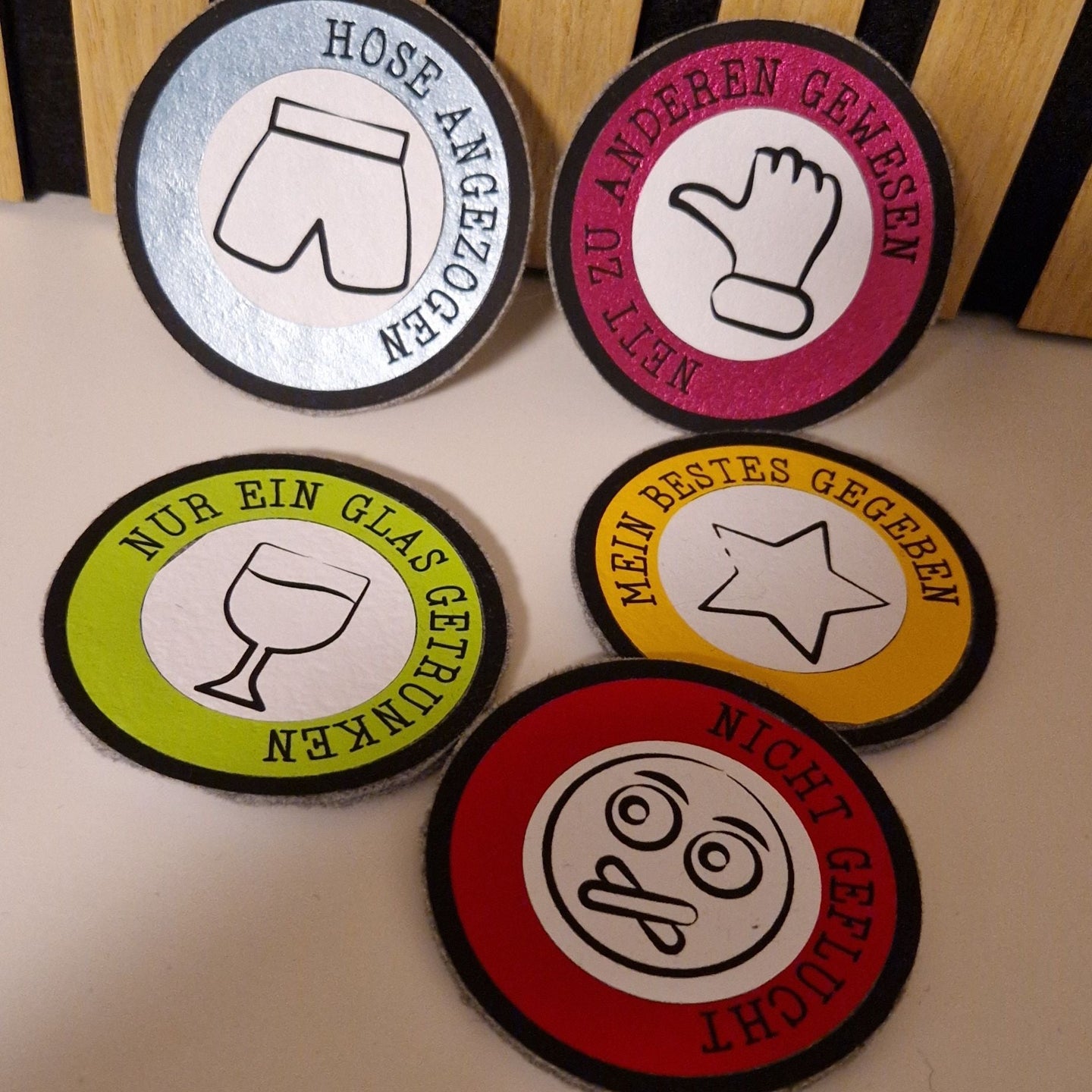 Bunte Verdienstabzeichen mit humorvollen Motiven zum Selbermachen, für kreative Projekte, erhältlich als Plotterdatei von easy-sticks.