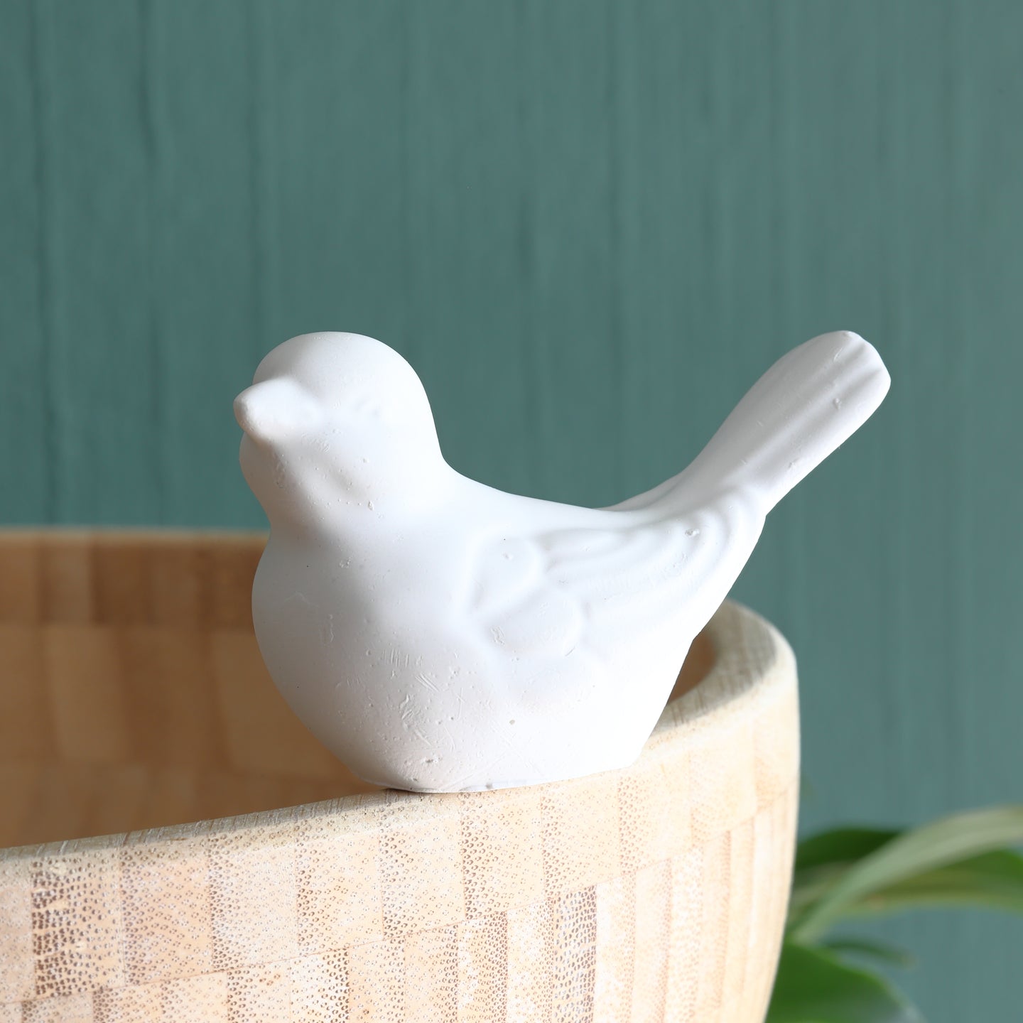 Weißer Vogel aus der Silikonform von Easy-Sticks, dekorativ platziert auf einem Korb, ideal für kreative Bastelprojekte mit Silikon-Gießform Vogel.