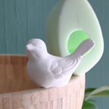 Silikonform Vogel von Easy-Sticks, abgebildet mit einer weißen Vogelstatue an einem hölzernen Gefäß im Hintergrund, ideal für kreative Bastelprojekte.