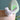 Silikonform Vogel von Easy-Sticks, abgebildet mit einer weißen Vogelstatue an einem hölzernen Gefäß im Hintergrund, ideal für kreative Bastelprojekte.
