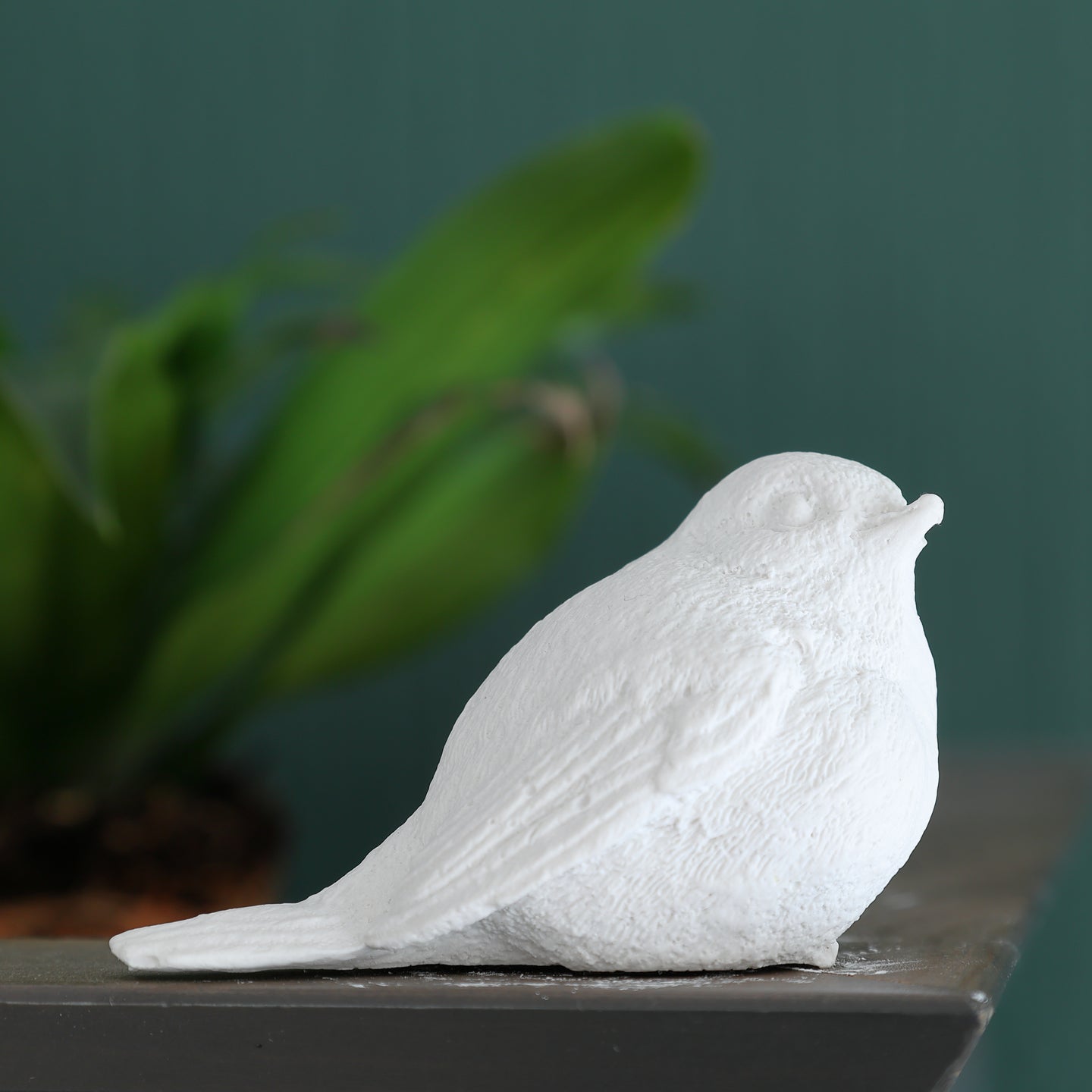 Dekorative Vogelfigur aus Gips auf einem Tisch, gefertigt mit der Silikongießform von Easy-Sticks, die ein kreatives Basteln ermöglicht.