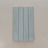 Nahaufnahme einer Holzplatte in Vintage Blau, gefärbt mit Easy-Sticks Color, perfekt für DIY-Projekte und Möbelgestaltungen von easy-sticks.
