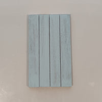Nahaufnahme einer Holzplatte in Vintage Blau, gefärbt mit Easy-Sticks Color, perfekt für DIY-Projekte und Möbelgestaltungen von easy-sticks.