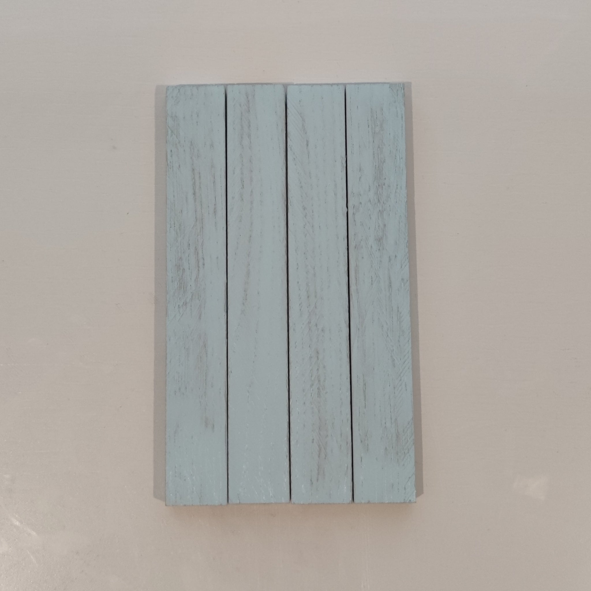 Nahaufnahme einer Holzplatte in Vintage Blau, gefärbt mit Easy-Sticks Color, perfekt für DIY-Projekte und Möbelgestaltungen von easy-sticks.