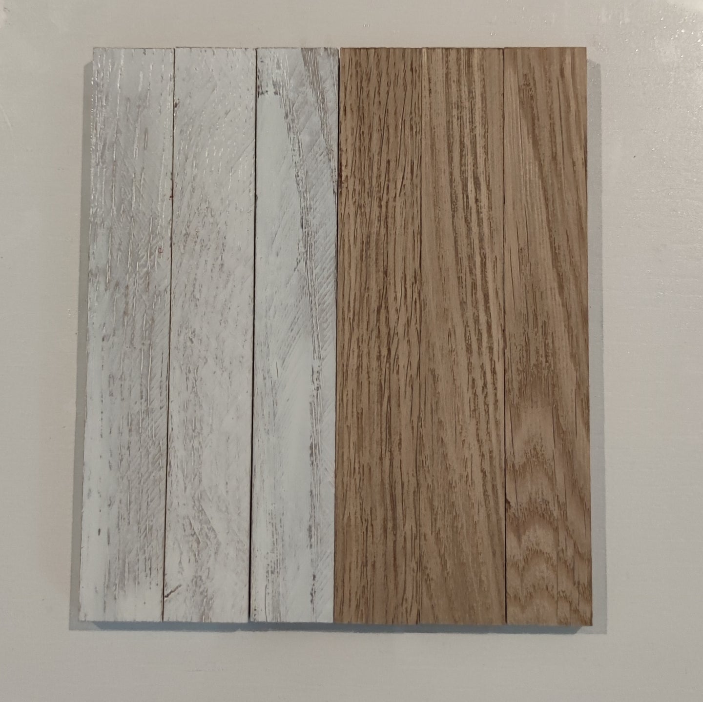 Holzmuster mit Easy-Sticks Color Holzlasur - Weiß Deckend, zeigt elegante Gestaltungsmöglichkeiten für Möbel und Innenräume.