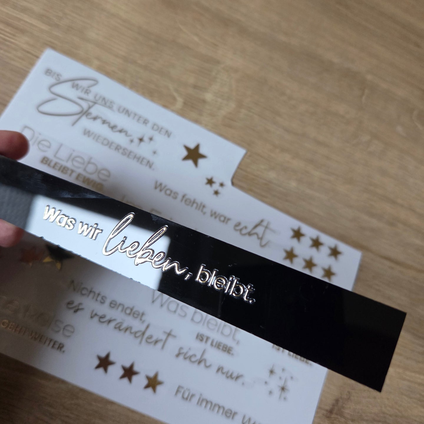 Was wir lieben, bleibt. gold Schriftzug für Trauergeschenk