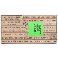 Stempelset Happy New Year FSC 100% von easy-sticks, bestehend aus 23 Holzstempeln mit verschiedenen Neujahrsbotschaften wie 'Happy New Year', 'Viel Glück' und 'Guten Rutsch!', ideal für kreative Bastelprojekte und Neujahrsgrüße.