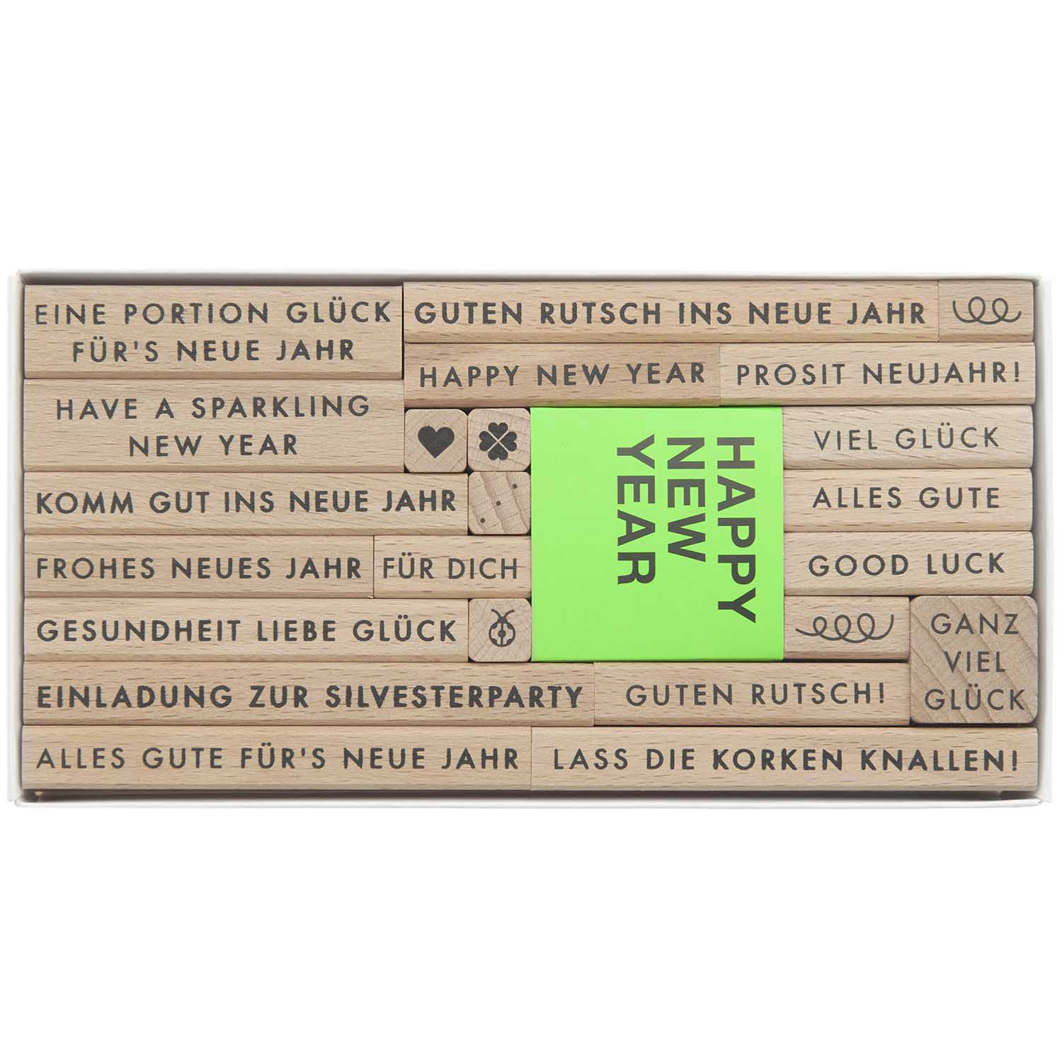 Stempelset Happy New Year FSC 100% von easy-sticks, bestehend aus 23 Holzstempeln mit verschiedenen Neujahrsbotschaften wie 'Happy New Year', 'Viel Glück' und 'Guten Rutsch!', ideal für kreative Bastelprojekte und Neujahrsgrüße.