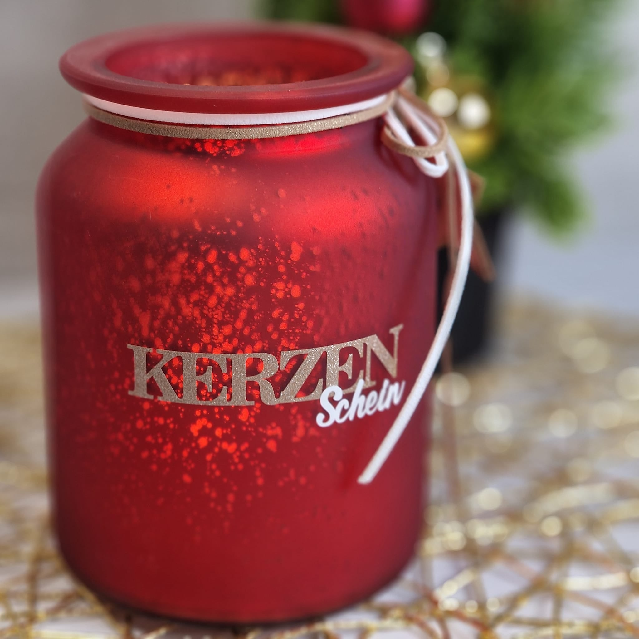 Rote Glaskerze mit goldener Aufschrift 'Kerzen Schein', umgeben von festlicher Dekoration. Ein ideales Produkt von Easy-Sticks, inspiriert von der Weihnachtswörter Duo Plotter Datei.