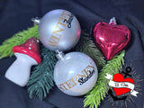 Ein kreatives Arrangement aus Christbaumkugeln in Silber und Rot, mit den Ornamenten 'Winter Stunden' und 'Sternen Stunden'. Perfekt für DIY-Projekte von Easy-Sticks, inspiriert von der Weihnachtswörter Duo Plotter Datei.