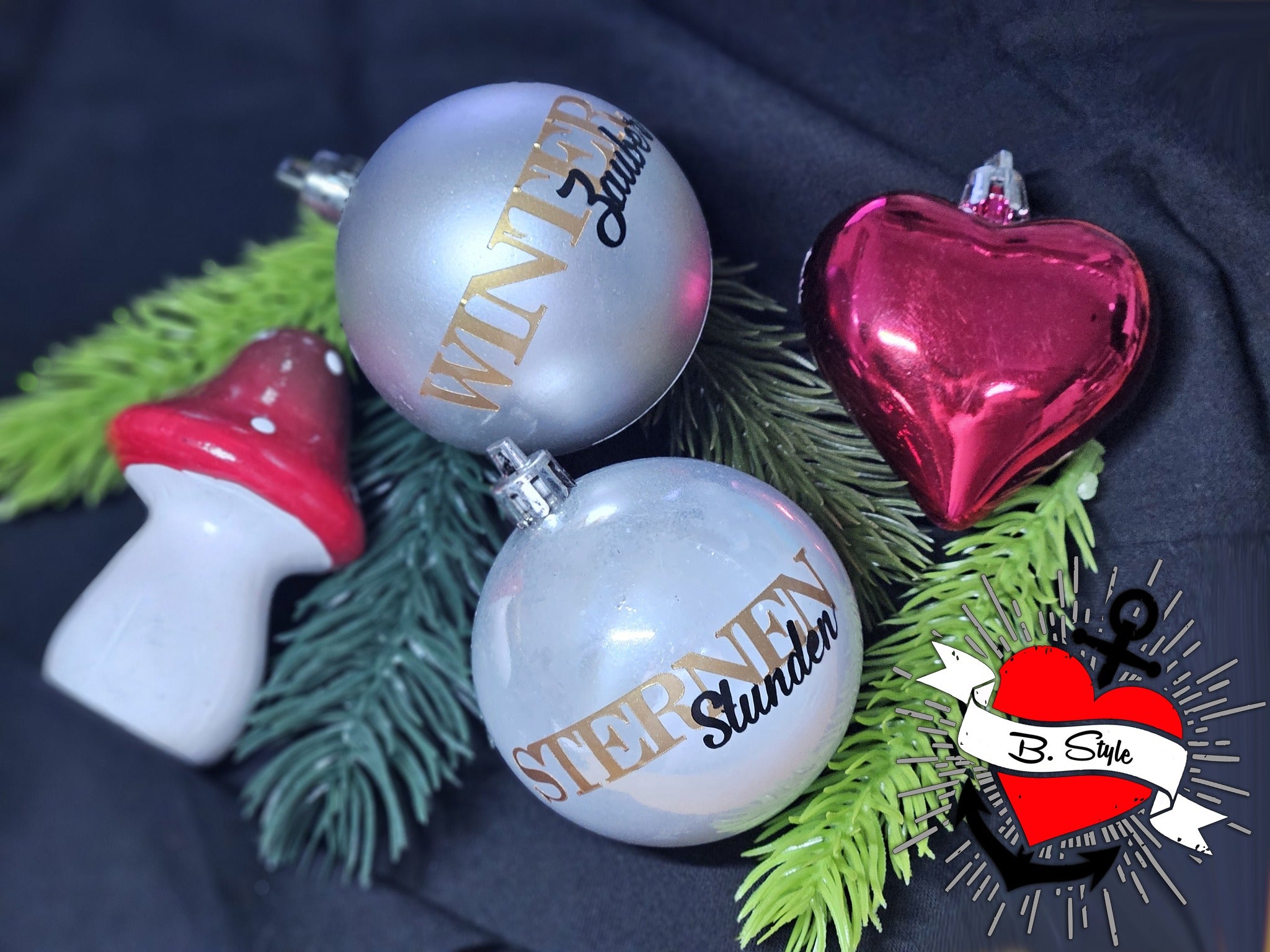Ein kreatives Arrangement aus Christbaumkugeln in Silber und Rot, mit den Ornamenten 'Winter Stunden' und 'Sternen Stunden'. Perfekt für DIY-Projekte von Easy-Sticks, inspiriert von der Weihnachtswörter Duo Plotter Datei.