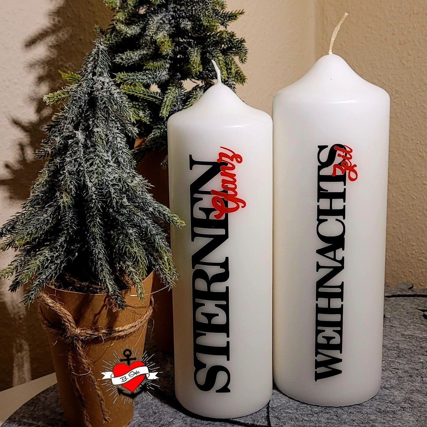 Kristallklare Weihnachtswachskerzen mit den Aufschriften 'Sternen Glanz' und 'Weihnachts Zeit'. Hergestellt von Easy-Sticks, um ein festliches Ambiente zu schaffen. Weihnachtswörter Duo Plotter Datei.