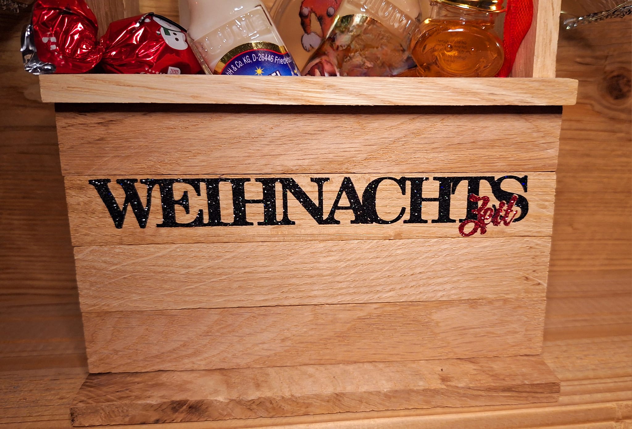 Kreatives Holzprojekt mit der Plotter Datei 'Weihnachtswörter Duo' von Easy-Sticks: Eine liebevoll designte Holzbox mit dem Schriftzug 'WEIHNACHTS'. Perfekt für Weihnachtsgeschenke oder Dekoration.