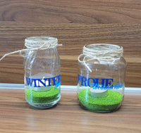 Zwei verschlossene Glasbehälter, dekoriert mit den Aufschriften 'Winter' und 'Frohe Weihnachten', gefüllt mit grüner Deko. Ein kreatives Produkt von Easy-Sticks, basierend auf der Weihnachtswörter Duo Plotter Datei.